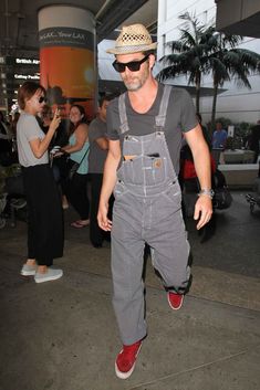 Después del éxito del mono (volador), Chris Pine nos presenta el peto (volador) Overalls Men Fashion 90s, Wearing Overalls, Overall Men, Coveralls Mens, Overalls Men, Lax Airport, Overalls Outfit, Relaxed Outfit, Chris Pine