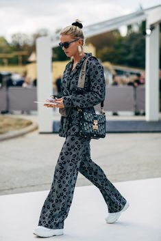 Paris Fashion Week Street Style Spring 2019 | POPSUGAR Fashion UK Work Lookbook, Walking Down The Street, Paris Mode, Moda Paris, Paris Fashion Week Street Style, Popsugar Fashion, Looks Street Style, Outfit Trends, Spring Street Style