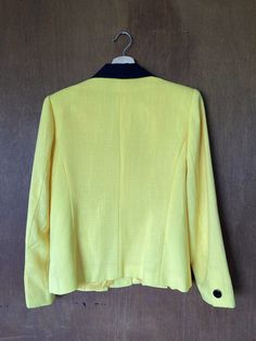 "This bright yellow and black fully lined linen blazer is in amazing vintage shape, with no flaws whatsoever. We love the shorter length of this blazer, it pairs really well with a high waisted pant or skirt, it also looks dope over a dress or with some jeans. The bold contrast of this single button blazer plays really well as formal or casual. This blazer is tagged as size 10/11, and we think it is a solid small through medium in sizing. Seen here on a women's small/ medium who is 5'8' and a wo Yellow Fitted Blazer For Work, Summer Formal Yellow Blazer, Yellow Formal Summer Blazer, Yellow Fitted Blazer With Lapel Collar, Yellow Summer Blazer For Work, Yellow Vintage Blazer For Formal Occasions, Vintage Yellow Formal Blazer, Summer Yellow Blazer For Workwear, Summer Yellow Blazer For Work