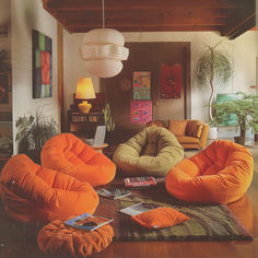 The casual, laid-back vibe of this 1970s living space is perfectly captured by the presence of several plush bean bag chairs, their bright and cheerful colors adding a playful touch to the room's earth-toned color scheme Soul Interior Design, Groovy House, House Room Design, 1970s Bedroom, 60s Bedroom Decor, Living Room 70s