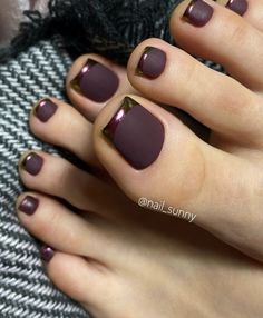 Toenail Colors For Fall 2022, Matte Toenails Polish, Fall Chrome Pedicure, Pink Accent Nail Ideas, Professional Nail Designs For Work, Pedicure Fall 2023, October Toe Nails, Feet Nails Design Pedicures, Pedicure Gel Ideas