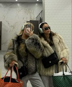 Fur Coat Aesthetic, Mode Au Ski, Fur Coat Outfit, Slay Outfits, Paris Mode, Travel Outfits, Foto Poses, Airport Fashion, Winter Fits