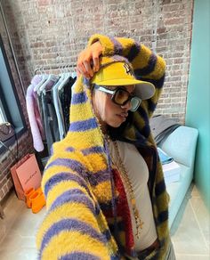 Yellow And Blue Outfits Black Women, 2024 Fits, Ny Trip, Winter Inspo, Dream Outfits, Hat Ideas, Streetwear Fashion Women