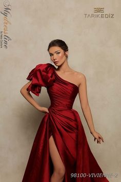 Looking for a stunning prom dress for your upcoming Spring 2022 event? Check out the Tarik Ediz 98100 collection! Made of luxurious taffeta fabric, these dresses are sure to turn heads. With a variety of colors and styles to choose from, you're sure to find the perfect dress for your special night. Order now and be ready to stun at your next big event! Split Prom Dresses, Chique Outfit, One Shoulder Prom Dress, Prom Dresses Long Mermaid, Tarik Ediz, فستان سهرة, Mermaid Prom Dresses, Evening Dresses Long, Formal Evening Dresses