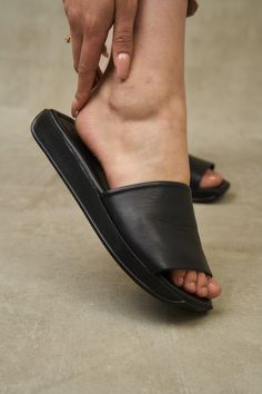 Introducing the "Whiz Slides", the perfect addition to your summer wardrobe. These slides are crafted with premium quality materials and designed with everyday comfort in mind. Made in Europe, these sandals feature a 100% genuine leather upper, ensuring both durability and comfort. The leather insole adds an extra layer of comfort, while the man-made lining and footbed provide a soft and cozy fit. Winter Sandals, Strappy Pumps, Casual High Heels, Wedge Loafers, Pumps Heels Stilettos, Platform Loafers, Boots And Sneakers, Sneaker Heels, Wedge Boots