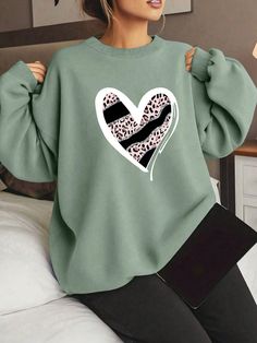 Verde Oliva Casual Collar manga larga Tela tejida Geométrico,Corazón,Estampado en Textura Pullovers Embellished Elástico Ligero Oversized Long Sleeve Top With Heart Graphic, Cotton Tops With Heart Graphic For Winter, Oversized Heart Print Casual Tops, Winter Cotton Tops With Heart Graphic, Casual Oversized Heart Print Tops, Casual Top With Heart Graphic For Fall, Trendy Long Sleeve Top With Heart Print, Casual Fall Tops With Heart Graphic, Oversized Heart Print Sweater For Fall