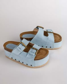 light denim platform slide sandal with brass buckles Birkenstock Heels, Fashion 23, Pie Plano, Slingback Mules, South Of Spain, Platform Slides, Blue Sandals, Fall Shoes, Designer Sandals