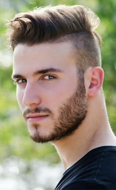 Mens fade hairstyle with pompadour. Read more to discover our list of 33 of the best guy haircuts in 2017. New Men Hairstyles, Popular Mens Hairstyles, Cool Mens Haircuts, Mens Fade, Cool Hairstyles For Men, Mens Haircuts Short, Mens Hairstyles Short