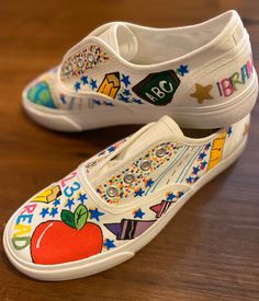 Perfect gift for your favorite teacher! Diy Teacher Shoes, Hand Painted Vans, Teacher Shoes, Shoes Board, Painting Teacher, Painted Shoes Diy, Tie Sneakers, Painted Vans, Diy Shoe