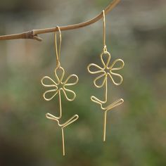 Golden flowers glisten in a polished finish on Wayan Karang's pretty dangle earrings. Using 22k gold-plated brass Balinese artisans twist shimmering wires into openwork flowers before suspending the blossoms from gold-plated hooks. Diy Earrings From Nature, Wire Flower Earrings, Pretty Dangle Earrings, Diy Earrings Dangle, Wire Accessories, Pretty Earrings Dangle, Diy Beaded Rings, Wire Jewelry Tutorial, Diy Jewelry Inspiration