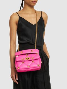 Height: 16cm Width: 25cm Depth: 10cm. Adjustable metal chain strap . Front flap closure. Studded details Valentino Bag, Pink Bag, Metal Chain, Pyramid, Chain Strap, Valentino Garavani, Metallica, Shoulder Bag, Chain