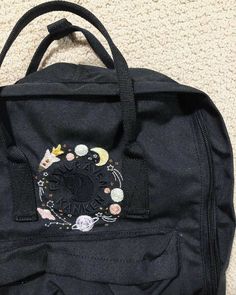 Embroidery On Backpack, Kanken Embroidery, Pola Sulam, Embroidery On Clothes, Cute Embroidery, Embroidered Clothes, Embroidery Craft