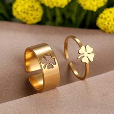 Reinvent your style and bring a breath of fresh air to your look with this set of two coordinated and adjustable rings. Their attractive design and clover-shaped decoration will captivate attention and adapt to any style. 🌟 Composition: Premium 316L stainless steel with a gold finish. ☑️ Aesthetic design ☑️ Water resistant, does not tarnish ☑️ Anti-allergic ☑️ Eco-responsible: fully recyclable materials 🌟 Adjustable size: designed to easily adjust to each finger. These unique and matching ring Clover Rings, Finish Aesthetic, Vintage Clover, Matching Couple Rings, Clover Ring, Friendship Ring, Charm Ring, Couples Ring Set, Friendship Rings