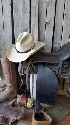 Gus Hats, Cowboy Equipment, Western Hat Styles, Native American Jackets, Hats And Boots, Sombrero Cowboy, Cowboy Jewelry, Cowboy Hat Styles, Cowboy Accessories