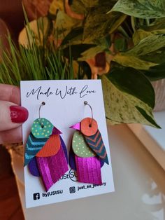 Quick Earrings To Make, Polymer Clay Bird Earrings, Diy Fabric Earrings, Diy Fabric Jewellery, Abstract Earrings, Paper Earrings, Fabric Earrings, Polymer Clay Jewelry Diy, Hur Man Målar