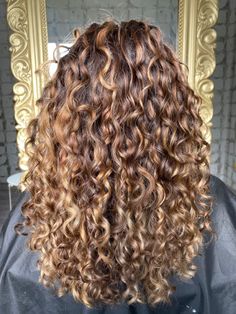 Caramel Highlights Curly, Curly Balayage, Highlights Curly, Natural Curly Hair Cuts, Honey Brown Hair