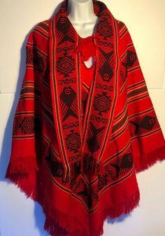 Vintage Otavalito hand knit Ecuador poncho. Red black and white ethnic pattern. Fringe on the bottom and on the tie at neck. Attached scarf. Great condition! 43" front top to bottom 28" side seams46" across front Orange Poncho, Native Fashion, Hand Knit Poncho, White Poncho, Boho Poncho, Native American Patterns, Mode Hippie, Red Boho, Native Style