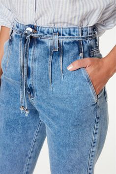 A calça feminina clochard é confeccionada em jeans 100% algodão BCI (A certificação BCI  A Better Cotton Initiative é uma ONG que reúne produtores e demais áreas envolvidas para garantir uma cadeia sustentável na produção do algodão.) que proporciona um visual estruturado e moderno para essa peça, sem perder o conforto e a maciez durante o uso. A cintura altíssima (G5) valoriza a silhueta feminina e alonga visualmente as pernas, e por ser cropped, que deixa o pé bem à mostra, esse efeito é potencializado se o calçado escolhido deixar o pé bem à mostra. Combine com blusas, camisas e camisetas.  *Confeccionada em jeans 100% algodão;  *Não estica;  *Fechamento por zíper e botão;  *Bolsos faca na parte da frente;  *Passantes no cós;  *Pences;  *Rebites;  *Viés do mesmo tecido e ponteiras de me Moda Jeans, Black Pants Casual, Black Pants, Casual Pants, Persona, Pants, Black, Trousers