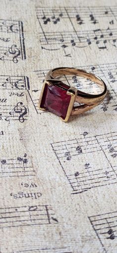 Texas estate Vintage Garnet Birthstone Promise Ring, Vintage Garnet Promise Ring, Vintage Garnet Ruby Ring For Anniversary, Vintage Garnet Ring For Anniversary, Red Vintage Crystal Promise Ring, Vintage Red Crystal Promise Ring, Collectible Vintage Ruby Ring, Vintage Red Sapphire Ring, Vintage Red Crystal Gemstone Ring