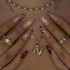 Nails On Chest Pose, Great Gatsby Nails Designs, Red Gold Nails Design, Red Manicure Designs, Daisy Acrylic Nails, Vegas Nails, Spring Nail Designs, Nail Jewelry