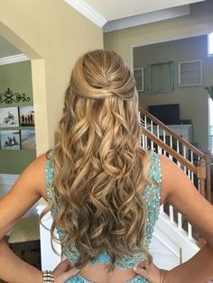 99 best hairstyle for woman 13 » Welcomemyblog.com Formal Hair Down, Curled Hair With Braid, Cute Prom Hairstyles, Long Thin Hair, Haircuts Ideas, Simple Prom Hair, Formal Hair, Prom Hair Down, Hoco Hairstyles