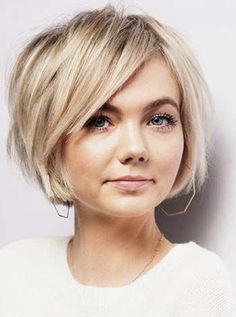 Short Hair 40, Androgynous Haircut, Wedge Haircut, Chin Length Haircuts, Side Bangs Hairstyles, Chin Length Hair, Fun Hair, Short Bob Haircuts, Short Hair Styles Easy