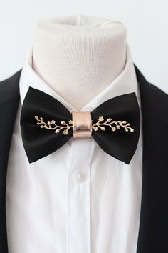 Check out this item in my Etsy shop https://www.etsy.com/listing/1301983105/black-bowtie-gold-mens-silk-bow-tie-for Gold Prom Suit, Bowtie Groomsmen, Mens Suit Accessories, Prom Gold, Bowtie Wedding, Black Bowtie, Gold Bow Tie, Groomsmen Gift Set