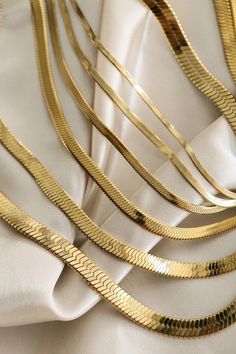 Layer up!The flat chain is thé trend of this season! The necklace is perfect to layer with other fine daily necklaces. Available in 2mm, 3mm,4mm,5mmColor: Gold,SilverMaterial: Stainless SteelLength: 40cm,45cm,50cm,55cm,60cmWidth: 2mm,3mm,4mm,5mm PRODUCT INFO All our jewelry are made of stainless steel material. For the gold pieces, we added an 18K PVD gold plating. This means the colour will last for a really long time (at least a few years). It will not fade easily and it's also an anti-scratch Snake Chain Necklace Gold, Gold Snake Chain, Pearl Anklet, Chain Necklace Gold, Rhinestone Material, Herringbone Chain, Herringbone Necklace, Snake Chain Necklace, Snake Jewelry