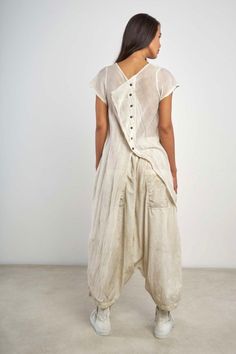 rundholz dip - Balloon-shaped trousers in poplin with leather straps black - Summer 2020 253 0102 - stilechtonline.de - avant-garde womens fashion Wabi Sabi Outfit, Wabi Sabi Clothes, Minimalist Wardrobe Essentials, Linen Style Fashion, Long Linen Skirt, Linen Fashion, Outwear Women, Wide Trousers, Fashion Sewing Pattern