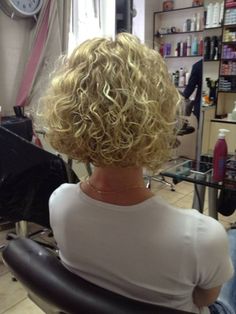 Работы Елены Матвиенко Beautiful Natural Curly Hair, Short Stacked Hair, Short Curly Bob Hairstyles, Short Curly Hairstyles For Women, Short Wavy Haircuts, Grey Curly Hair, Stacked Hair, Bob Haircut Curly