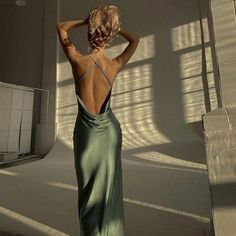 Green Silk Dresses, Backless Evening Dress, Gaun Fashion, Cute Prom Dresses, Pretty Prom Dresses, Dress Aesthetic, Silky Dress, Green Prom Dress