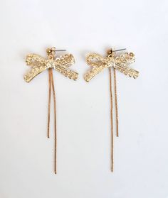 Elegant and unique pair of earrings made with lace-like ribbons in gold plated metal and delicate chain drops. Earwires are raw brass ball studs. ►Length: approx 3 1/2 inches (9cm) ►Your earrings come beautifully gift wrapped and ship via priority registered air mail. ►Matching necklaces see here: https://www.etsy.com/uk/listing/709002304/tropical-statement-necklace-beaded-bird?ref=shop_home_active_1&frs=1 ►Tassel earings and tassel necklaces see here: https://www.etsy.com/shop/AlinaandT?sec Party Brass Earrings With Adjustable Chain, Brass Earrings With Adjustable Chain For Party, Party Earrings With Adjustable Chain In Brass, Elegant Gold Earrings With Ribbon, Pierced Brass Chandelier Earrings For Parties, Gold Ribbon Earrings For Party, Gold Earrings With Adjustable Chain For Party, Party Gold-tone Chandelier Earrings For Pierced Ears, Beaded Bird