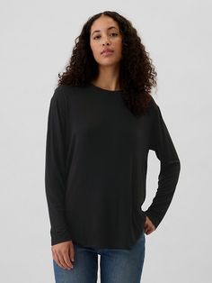 Luxe jersey knit. Long sleeves. Crewneck. Slits at hem. #774517 Knit Jersey, Gap, Long Sleeves, Crew Neck, Knitting, Long Sleeve, T Shirt