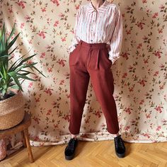 90s does 40s nautical style navy maroon red high waisted pegged pants with pockets. Small size. Folded bottoms. Wide and comfy on the hips. Material: 60% Viscose / 40% viscose Excellent vintage condition. Suitable size (depending on waistline):  Fits best USA4/FR34/XS/UK6 - USA6/FR36/S/UK8  Please refer to one sided laid flat measurements: ❉Waist 34cm / 13,3" ❉Hips 52cm / 20,4" ❉Inside leg 72cm / 28,3" ❉Length 99cm / 39" Model is between size USA6/8 FR36/38 - S/M for size reference. ★ GET YOUR F Pegged Pants, Mom Business, Peg Pants, Reusable Packaging, Red High, Nautical Fashion, Vintage Pants, Pleated Pants, Look Plus