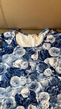 Stretchy, retro floral t shirt.  92% polyester 8% spandex PTP 19.5 Pit to hem 13.5 From the brand "Como" Made in Canada Blue Floral Print Stretch Top, Floral T Shirt, Denim Retro, Retro Tops, Retro Floral, Blue Jeans, Blue Denim, Gender Neutral, Etsy Accessories