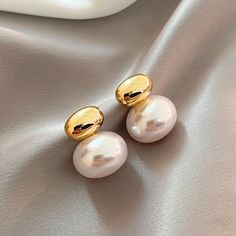 Brinco Dourado com Pérola Oval Evelina - Labela Joias Flat Pearl Earrings, Pearl Statement Earrings, Sweet Accessories, Sweet Earrings, Dainty Earrings, Schmuck Design, Gold Pearl, Jewelry Party, Jewelry Earrings Studs