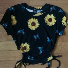 Super Cute And I Liked This Shirt But It Was Too Small/Never Worn/Good Condition Butterfly And Sunflower, Patterned Button Up Shirts, Teen Outfits, Sunflower Shirt, Sunflower Pattern, Cute Fit, Samsung Wallpaper, Rue21, Outfits For Teens