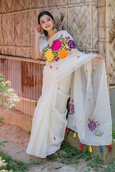 Painting Sarees Design, Hand Painted Blouse Designs, Hand Paint Saree, Flower Saree, Shirt Painting, Cotton Blouse Design