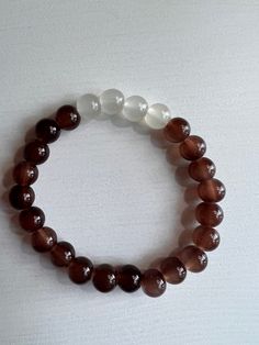 Stretchy handmade bracelet with brown and white glass beads. White Beads Bracelet, Brown Bracelet, Bracelets Diy, Bracelet Ideas, Easy Diy Art, Beaded Bracelets Diy, Glass Beaded Bracelets, Stretchy Bracelets, Handmade Bracelet