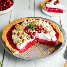 Vegan Cranberry Meringue Pie Vegan Meringue Recipe, Cranberry Meringue, Cranberry Meringue Pie, Cranberry Curd, Cranberry Pie Recipes, Thanksgiving Pie Recipes, Vegan Pie Crust, Curd Filling, Vegan Pastries