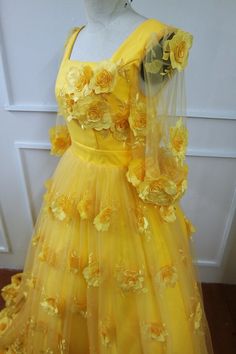 Anatasia dress - Yellow Dress - Anatasia Gown Dress make with 3D embroideries Dress Dress take 3-4 weeks for done For size please contact us or please give me measurements numbers from this chart : 👇🏻 https://www.etsy.com/uk/listing/520335138/custom-measurement-add-on?ref=shop_home_active_22 Numbers : 1 , 5 , 7 , 9 , 10 , 11 , 12 , 24 ( length of skirt from waist ) ,26 and extra from shoulder to floor including heels 👠 Floral Applique Ball Gown For Banquets, Floral Applique Ball Gown For Banquet, Fitted Ball Gown Evening Dress With Floral Applique, Fitted Floor-length Ball Gown With Floral Applique, Organza Ball Gown With Floral Embroidery, Floral Embroidered Organza Ball Gown, Fitted Bodice Dress With Floral Applique For Banquet, Fitted Floral Applique Gown For Banquet, Floor-length Floral Applique Gown For Banquet