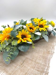 Sunflower Centerpiece for Dining Table, Farmhouse Sunflowers Home Decor for Kitchen Decor For Dining Table, Centerpiece For Dining Table, Sunflower Arrangements, Rustic Mantel, Tafel Decor, Wooden Planter, Geek Decor