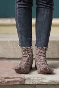 Dankbarkeit Sock Pattern mit einfachen grobstrick Zopf und DK Garn, machen für eine schnelle Zehen-up-Socke stricken, ideal für Geschenke oder gemütliche Haus Socken für Sie selbst. Dieses Strickmuster verwendet Judys Magic Cast-on-Methode und eine modifizierte Short-row-Ferse. Digital-PDF Größe: Erwachsene S/M/L/XL Passend für: Fußumfang: 8 (8,75, 9,5, 10,25)" / 20,5 (22,25, 24, 26) cm, einschließlich 0,75" negativer Leichtigkeit Fertige Maße: 18,5 (20,5, 22, 24) cm Fußumfang Garn: Wadenhohes 246 yds / 225 m DK Garn mit Nylon oder extra Zwirn, der Gauge erreicht. Musterstrick in Classic DK von Yarn Ink in Rustikal. Es ist wichtig, dass das Garn Nylon oder eine zusätzliche Drehung für die Haltbarkeit hat. Maschenweite: 22 Maschen = 4" / 10 cm Nadelstärke: Zwei Rundstricknadeln für den Fuß Sock Patterns Knitting Free, Sock Patterns Knitting, Sock Knitting Pattern, House Socks, Knitting Notions, Ankle Sock, Sock Knitting, Sock Knitting Patterns, Sock Patterns