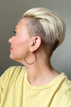 Square Nail Magic Androgynous Hairstyles, Fall Hair Ideas For Brunettes, Hair Ideas For Brunettes, Shaved Side, Fall Hair Ideas, Chin Length Haircuts, Shaved Side Hairstyles, Classic Haircut, Pixie Cut With Undercut