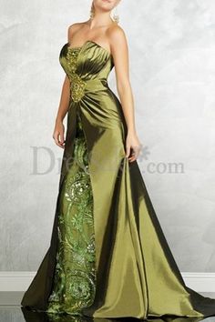 Green Gown. Very elegant. Formal Attire For Women, Military Ball Gowns, Military Ball Dress, Couture Evening Dress, Mnm Couture, Fab Dress, Military Ball, Bridesmaid Gown, Beautiful Gowns