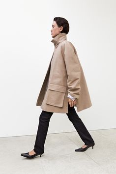 Filippa K Spring 2025 Ready-to-Wear https://www.vogue.com/fashion-shows/spring-2025-ready-to-wear/filippa-k/slideshow/collection#30 Black Leather Blazer, City Shorts, Car Coat, Cotton Poplin Shirt, Leather Blazer, Fashion Show Collection, Line Jackets, Poplin Shirt, Soft Black