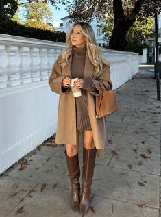 Brown Boots Outfit, Outfits Formal, Stile Blair Waldorf, Lawyer Fashion, Fest Outfits, Looks Pinterest, Trench Coat Outfit, Outfit Chic, Mode Boho