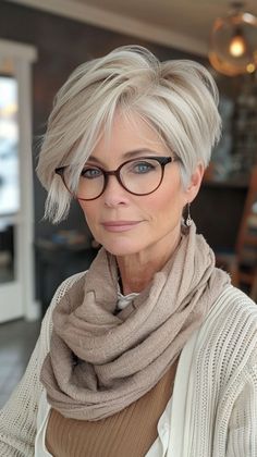 Discover chic, low-maintenance short hairstyles for women over 60 that are easy to style and suit different hair types and face shapes. Short Silver Hair, Short Hair Images, Edgy Short Hair, Mom Hairstyles, Summer Hairstyles For Medium Hair, Short Hair Color, Penteado Cabelo Curto, Cute Hairstyles For Short Hair, Short Hair Haircuts