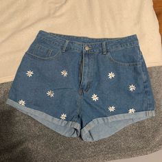 Brand New (Shein Doesn’t Put Tags On Their Clothes) Embroidered Floral Jean Shorts, High Waisted Cute Embroidered Blue Bottoms, Casual Blue Shorts With Floral Embroidery, Artist Vibes, Embroidered Jean Shorts, Tennessee Outfits, Jean Shorts High Waisted, Embroidery Shorts, Cute Bottoms, Bleached Shorts