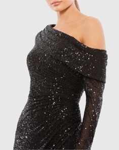 Abito midi monospalla con paillettes, manica lunga e spacco.


 Ieena per Mac Duggal

 Tessuto di paillettes (100% poliestere)

 Completamente foderato attraverso il corpo

 Scollatura a spalle scoperte

 Manica lunga

 Spacco alto fino alla coscia

 Cerniera posteriore

 Lunghezza approssimativa dalla spalla all'orlo: 48"

 Disponibile in nero (vendita finale)

 Stile #26551

 Vendita finale - L'articolo non è restituibile Midi Party Dress, Long Sleeve Evening Gowns, Long Sleeve Sequin Dress, Sequin Midi Dress, Terani Couture, Pure Elegance, Unique Prom Dresses, Sequin Party Dress, Long Sleeve Sequin